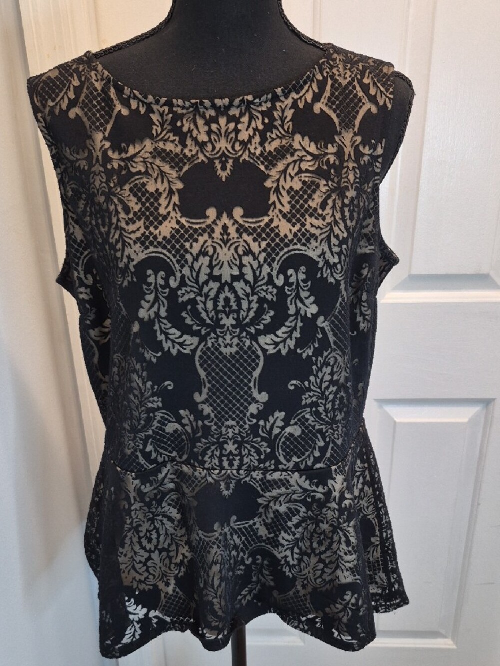 T10- Sleeveless Black and Taupe Lace-Pattern Peplum Top - sz L - Picture 3 of 13